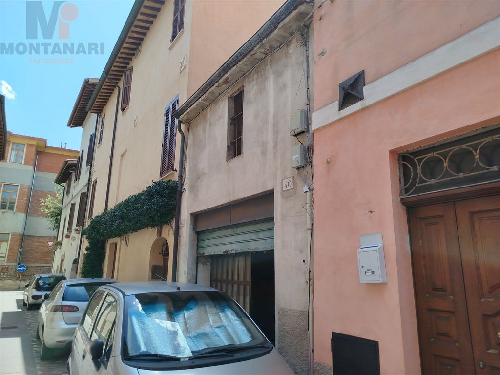Umbria Foligno Centro storico in vendita  garage con soppalco